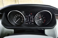 メーターはオーソドックスな2眼式。