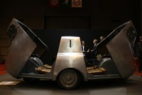 1947年「アラマニー」。エンジンは前後席の間に搭載されており、正真正銘のミドシップである。