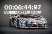 「SVJ63」と並んで展示されていた、ニュルブルクリンク北コースの記録挑戦車。「アヴェンタドールSVJ」は2018年7月のタイムアタックで、6分44秒97という、“市販量産車最速”のラップレコードを達成している。