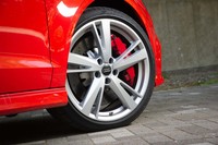 タイヤサイズは235/35R19で、テスト車には「ピレリPゼロ」が装着されていた。赤く塗られたブレーキキャリパーもオプション装備のひとつ。