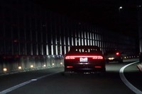 「HDマトリクスヘッドライト」をオンにして夜道を行く「A8」。広く前方を照らしつつも、先行車には光があたらないよう配光されているのがわかる。