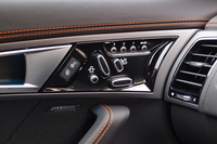 ドアパネルには、シートの調節スイッチが並ぶ。ランバーサポートやサイドサポートも調整が可能。