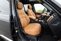 シート表皮は厚みのあるパーフォレーテッドレザー。もちろんヒーター＆ベンチレーション機能を備えている。