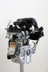 エンジンの型式はこれまでと同じ「KF」だが、その中身を見ると、吸排気系、燃料噴射装置、燃焼室形状、シリンダーと、文字通りすべてが刷新されている。写真は自然吸気エンジン。