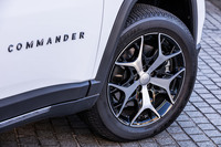 ポリッシュ加工されたスポークと光沢のあるブラックペイントを組み合わせたデザインの18インチホイールを標準で装備。今回の試乗車には235/55R18サイズの「ブリヂストン・デューラーH/T 684 II」タイヤが装着されていた。