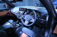 「X3 M」「X4 M」とも、「マルチファンクションMスポーツレザーステアリングホイール」を採用。あらかじめ登録しておいた自分好みのセッティングに、ワンタッチで変更可能な「M1／M2」スイッチがスポーク上部に配置される。