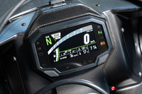 ベース車由来の4.3インチTFT液晶ディスプレイ……より、その周囲のインナーパネルに注目。「KB4」のボディーワークはどこもカーボンファイバー製で、車両の軽量化に寄与している。