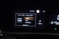 センターコンソールに配置されたスイッチを操作して「SPORT／ECO／NORMAL」のなかからドライビングモードを任意に選択できる。SPORTモードは加速と回生ブレーキが強力になる。