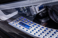 片側約130万画素のプロジェクターモジュールを制御し、前走車や対向車を幻惑させることなく広範囲を高精度で照射するウルトラハイビーム付き「デジタルライト」が標準装備される。