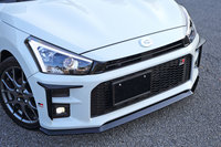 GRパーツをフル装備した「コペン」のフロントまわり。各種空力パーツに加え、車体の帯電を防いで空気抵抗を抑制するディスチャージテープ（バンパー端の「GR」マークのテープ）も装着（？）されていた。