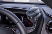 メーターパネルの左右の隅、ハンドルから近い位置にアクティブダイナミクスのセレクタースイッチを配置。走行中でも指を伸ばせば、簡単にドライブモードを変更できる。