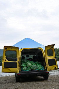 最終的に3人がかりでこれだけのゴミが集まった。働くクルマといっても実際に働くのは人間なわけで、正確には働く人が乗るクルマである。