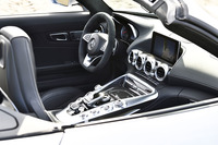 サイドウィンドウを上げていれば、走行風が車内に乱入することはない。真冬でも快適なオープンドライブが楽しめる。