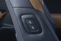 運転席から助手席（スライド＆リクライニング）を操作できるスイッチが付いている。