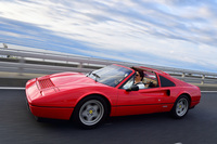 清水氏が所有するのはピニンファリーナがデザインを担当した「フェラーリ328GTS」。（写真＝池之平昌信）