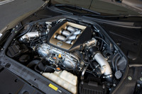 ゴールドの装飾が施されたエンジンカバーも「T-spec」の特徴。エンジンそのものは標準車と同じで、570PSの最高出力と637N・mの最大トルクを発生する。