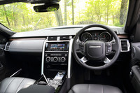 新型「ディスカバリーHSE」のインストゥルメントパネルまわり。各部に本物のウッドや金属素材を用いた装飾が施されている。