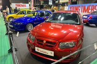 雑誌『ヤングタイマー』も、MGの100周年を特集。ただし、こちらは1990年代から2000年代までの、いわば“SAIC前夜”のモデルにフォーカスした。