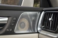 テスト車にはオプションの「Bowers＆Wilkinsプレミアムサウンドオーディオシステム」が装着されていた。15個のスピーカーとサブウーファーで構成される。