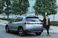 今回のテストに使用した「プジョー2008」と、モータージャーナリストの藤島知子さん。プジョー2008には、「グッドイヤー・ベクター4シーズンズ」がOE装着される。