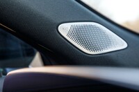 マイナーチェンジを受けた「XT4」には「AKG 14スピーカーシステム」が標準で装備される。音のよさに加えて充実したイコライザーやフェード／バランスの調整機能も特徴だ。またアクティブノイズキャンセレーション機能付きで、車内の静粛性向上にも寄与する。