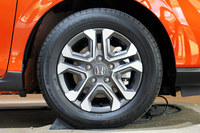 「クロスター」専用デザインのアルミホイール。