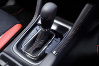 「XVハイブリッドtS」のシフトセレクター。「XVハイブリッド」のトランスミッションはCVTで、モーターはプライマリープーリーの後方に備わる。