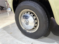 サスペンションもロシアの路面事情を考慮して強化されていた。展示車は165HR13サイズのミシュランを履いていた。