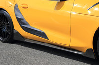 標準の装飾パーツと交換して装着するドアガーニッシュは、表面のフィンによって車両側面の走行風を整流し、乱気流の発生を抑制。サイドスカートも車両側面の空気の流れを整える効果を持つ。