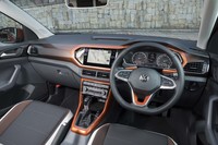 「TSI 1stプラス」には内外装の随所を「オレンジ」「グリーン」「ブラック」のいずれかでコーディネートできる「デザインパッケージ」が標準装備。テスト車にはオレンジがチョイスされていた。