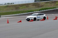 高速ハンドリングコースにて、「イーグルF1アシメトリック6」を装着した「ホンダ・シビック」でダブルレーンチェンジに臨む。同コースでは、「トヨタGR86」で後輪を鳴かせるような旋回も試したが、そうした状態でもクルマを操作しやすかった。
