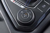 ドライブモードセレクターはダイヤルとボタンの2段構え。外周部のダイヤルで「スノー」などのオフロード用モードを設定し、中央のボタンで「コンフォート」「スポーツ」などのオンロード用モードを設定する。