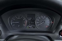 ハイブリッド各車がグラフィカルなフル液晶メーターを採用するのに対し、「G」では2眼式のメーターを採用する。