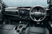 スモークシルバー加飾を施した専用本革巻きステアリングホイール、シフトパドルなどが標準装備される「Z“GRスポーツ”」。