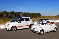 現代の「アバルト595」（写真左）もコンパクトだが、往年の「フィアット・アバルト595」（同右）はさらに小さい。それでいて驚異的に速いという痛快さが、人々を魅了した。