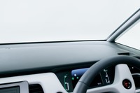 見事なまでに平らなダッシュボードは、前方視界の確保に貢献する。