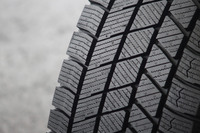 ブロックの先端に突起を設けることで、周方向溝からブロックまわりへの水の回り込みを抑制する“L字ブロック”や、一部のサイプを溝に貫通させず端止めすることにより、サイプ内への水の逆流抑制する“端止めサイプ”などの新技術を用いた「ブリザックVRX3」の新トレッドパターン。