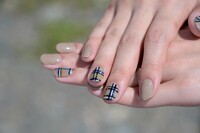 飯泉さんの手をよく見ると、この日のためにネイルもベージュとチェック柄でコーディネートされていた。