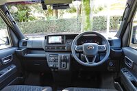 機能・装備はまさに満艦飾！（古い？）　液晶メーターやオートエアコンが全車に搭載され、「e-アトレー」（写真）にはキーフリーシステムやパワースライドドアまで標準で装備される。