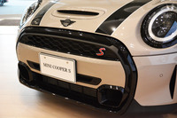 デザインの変更は機能性の向上にも寄与。フロントまわりでは前方からの空気の流れが、より効率的にエアインテークに取り込まれるようになったという。