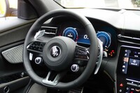 ステアリングホイールのセンター右下には、エンジンのスタートボタンが配置される。同左下に見えるのは、ドライブモードのセレクター。