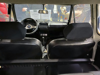 テールゲートからインテリアをのぞく。