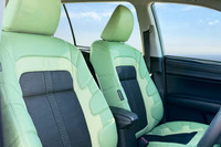 「HISUI GREEN（ヒスイグリーン）」に組み合わせられるレザーシート。