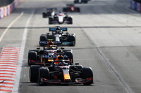 タイヤ交換後にレッドブルが1-2フォーメーションを確立。首位を走るマックス・フェルスタッペン（写真先頭）は、チームメイトのペレス（同後ろ）を防衛線に置き、楽な戦いを続けてきたが、残り5周というところでまさかのタイヤブローに見舞われ、悔しいリタイアを喫することになった。しかし、タイトルを争うルイス・ハミルトンも無得点に終わったため、フェルスタッペンのポイントリードは4点のままである。（Photo=Getty Images / Red Bull Content Pool）