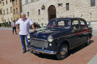 当日筆者の対応をしてくれたカルロ・モナコ氏と、愛車の「1100エクスポート」（1961年）。父親が乗っていたのと同型車を、2008年に手に入れた。