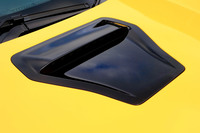 「リミテッドエディション」のボンネットに配されるエアインテークは、ルーフやドアミラーなどとともにブラックの専用塗装仕上げになっている。