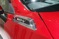「WR-V」にはオプションで“TOUGH STYLE”と呼ばれる純正アクセサリーのコーディネートが設定される予定。「WR-V」の車名入りフェンダーガーニッシュもそのオプションアイテムのひとつ。