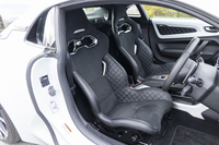 サベルト製のモノコックバケットシートを装備。見た目はスパルタンだが居心地はなかなかよろしい。