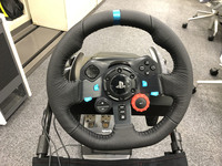 ロジクールのハンコン「G29」。ディンプル加工されたレザーが手縫いで巻かれている。ロックトゥロックは2回転半。