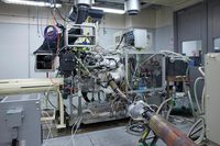 2030年の日本を想定したパワートレイン別CO2排出量のシミュレーションにおいて、トヨタが持ち出した「次世代HV」の試算は、「エンジンの熱効率が50％のモデルで、再生可能燃料（renewable fuel）を20％混合した燃料を使用した場合」という条件のものだった。熱効率50％のエンジンについては、日産がすでに発電専用ユニットとして実用化のめどを立てている。